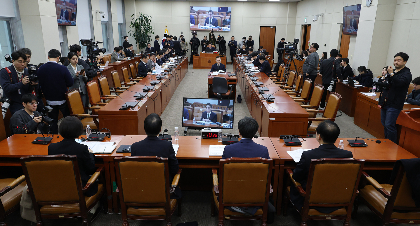 Witnesses present their views during a public hearing on the proposed “Special Act on Strategic Investment Management between Korea and the United States” at a plenary session of the National Assembly’s special committee on the Special Act on Investment in the United States on Feb. 24. [YONHAP]