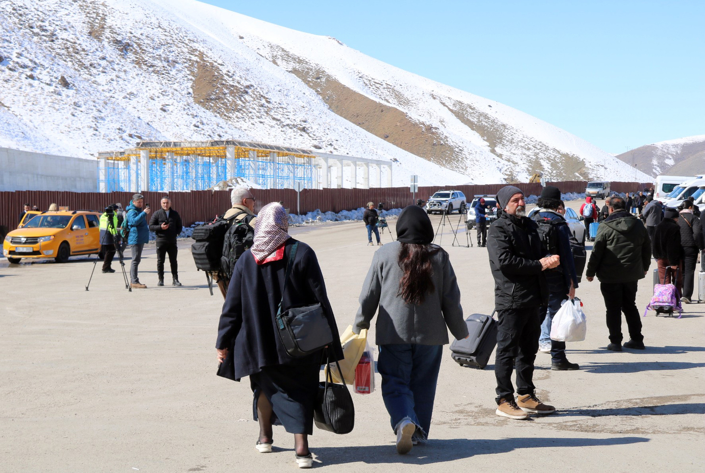 Iranians who crossed into Turkey by land from Iran are seen on March 3. [YONHAP]