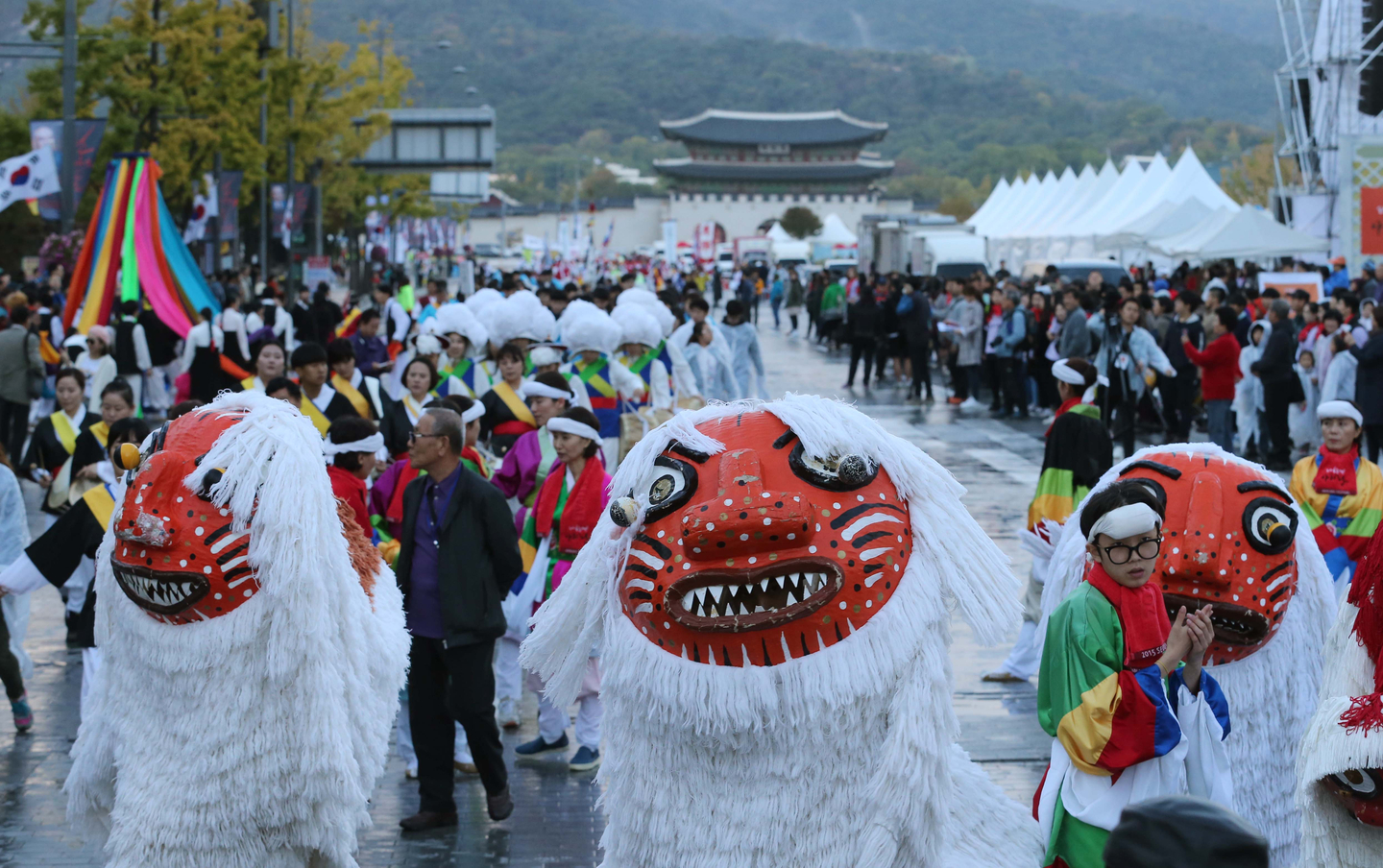 A performance takes place during the Seoul Arirang Festival in Jongno District, central Seoul, in 2015.[JOONGANGILBO]