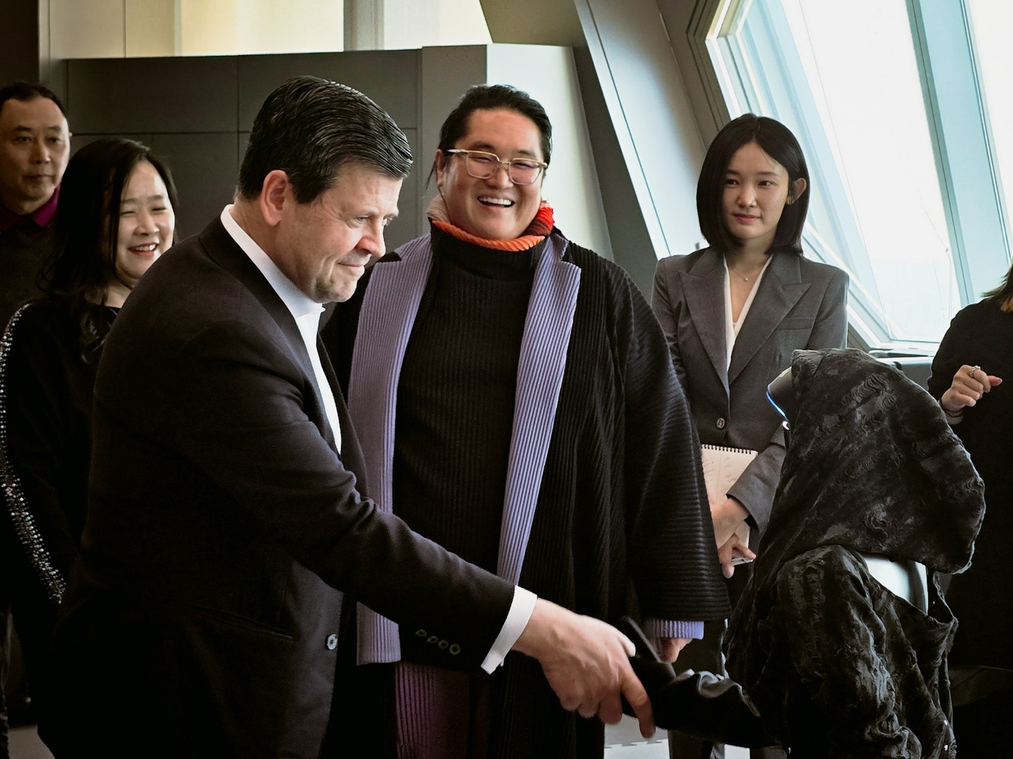 Bob McCooey, the vice chairman of Nasdaq, is shaking a robot's hand at Galaxy Corporation headquarters in Yeouido, western Seoul, on Feb. 4. [GALAXY CORPORATION]
