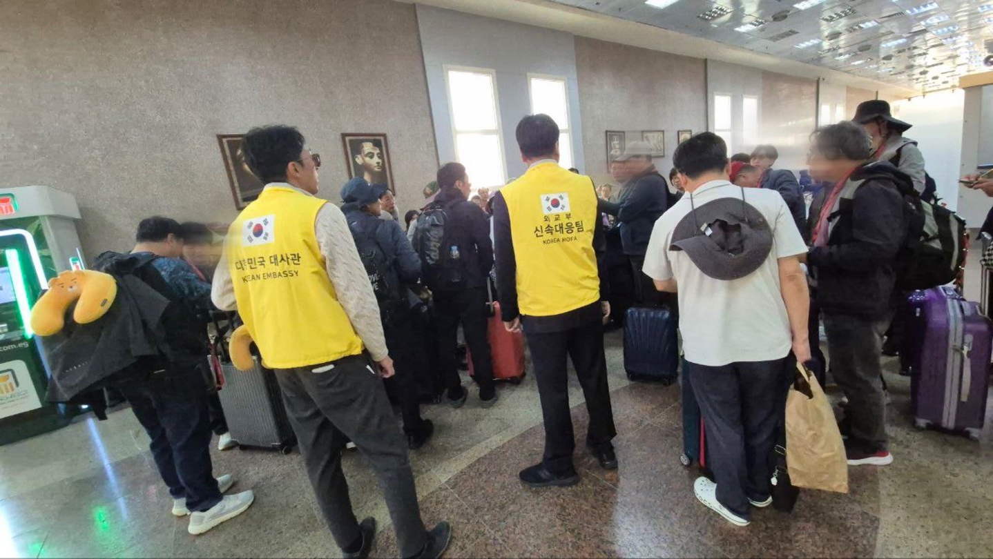 Korean nationals and embassy officials prepare to leave Israel in an evacuation operation on March 3, in this photo provided by the Foreign Ministry. [YONHAP]