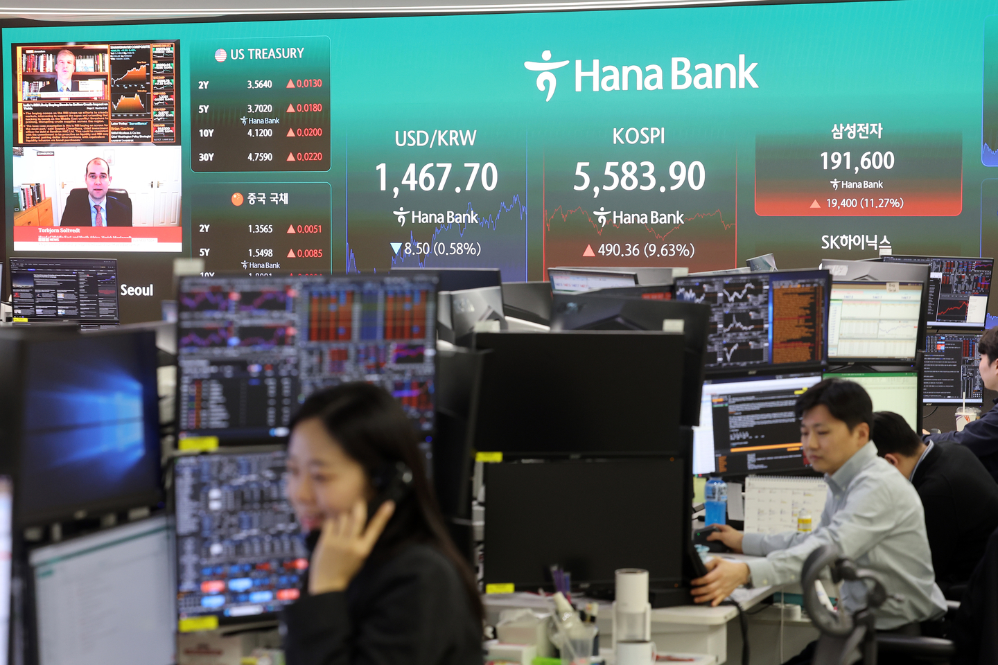 The dollar-won exchange rate is seen displayed on an electronic board at Hana Bank's trading room in central Seoul on March 5. [YONHAP]
