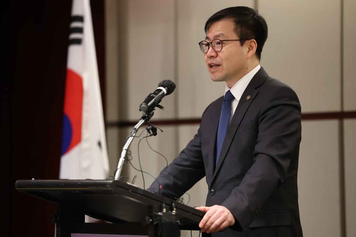 This file photo taken on Feb. 12 shows Trade Minister Yeo Han-koo speaking at a conference hosted by the American Chamber of Commerce in Korea at the Grand Hyatt Hotel in Seoul. [YONHAP] 