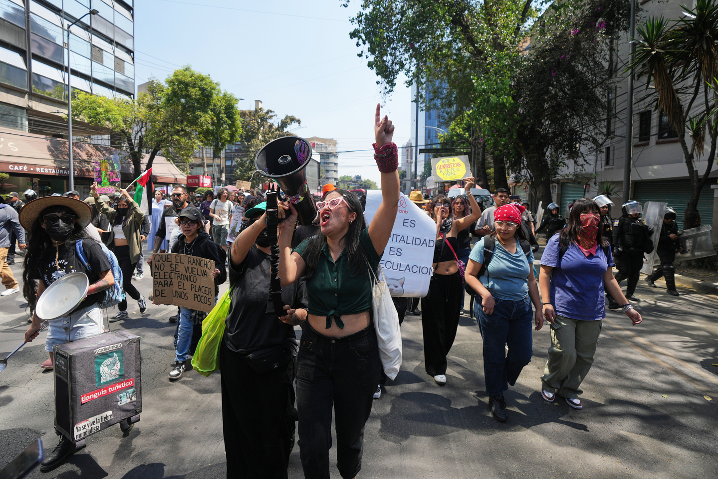Demonstrators protest against rising rents and the World Cup in Mexico City on Feb. 27. [AP/YONHAP]