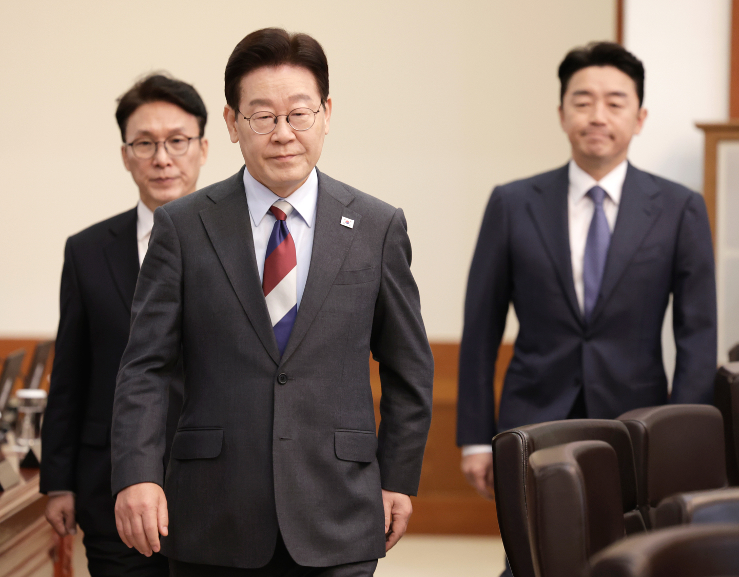 President Lee Jae Myung, center, enters a Cabinet meeting at the Blue House in Seoul on March 5. [NEWS1]