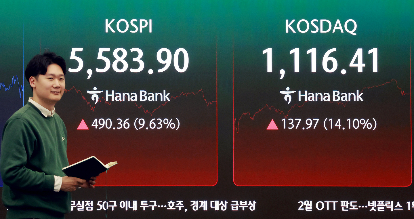 Electronic display boards at Hana Bank's dealing room in central Seoul show Korea's financial markets on March 5. [NEWS1]
