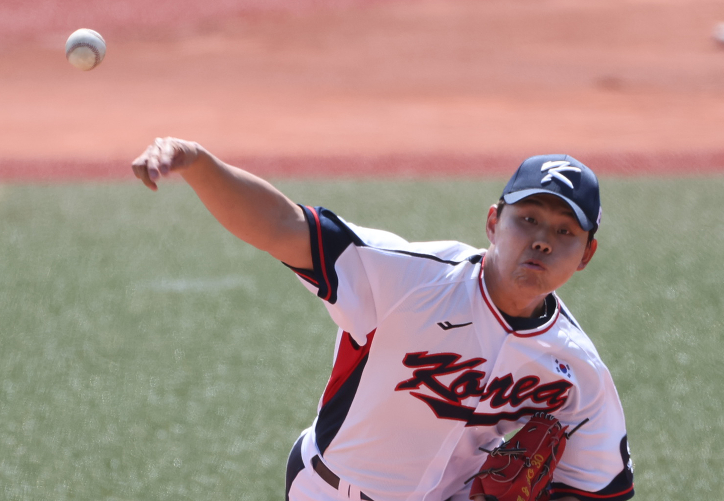 Korean pitcher So Hyeong-jun pitches during a practice game against the Samsung Lions at Kadena Baseball Stadium in Okinawa, Japan on Feb. 26. [YONHAP] 