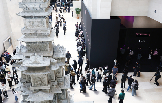 A queue for Blackpink's listening booth forms next to the Ten-Story Stone Pagoda from the Gyeongcheonsa Temple at the National Museum of Korea on Feb. 27. [NEWS1]