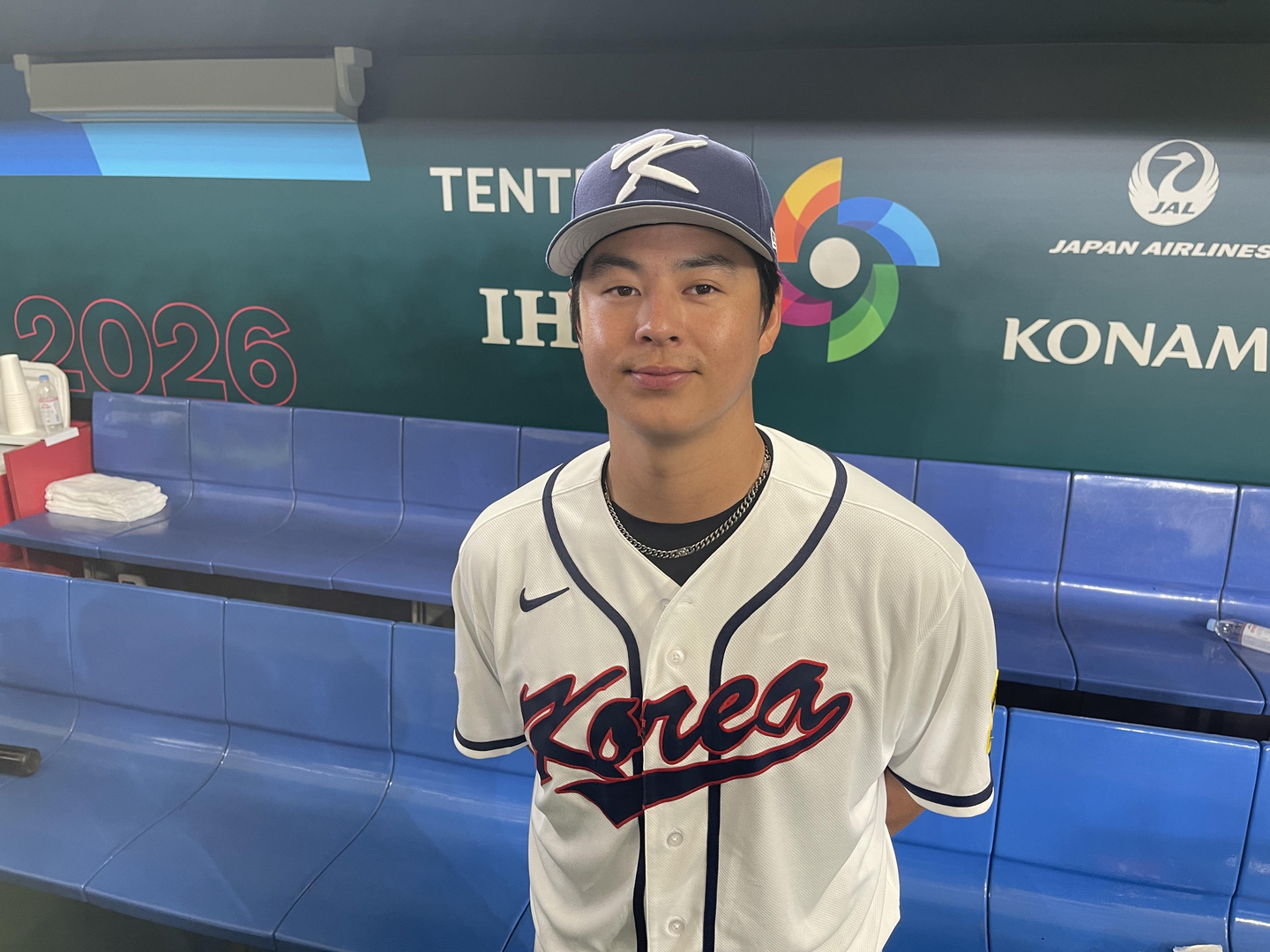 Roh Si-hwan poses for a photo after a media availability at Tokyo Dome in Tokyo on March 4, before the start of the World Baseball Classic. [YONHAP] 