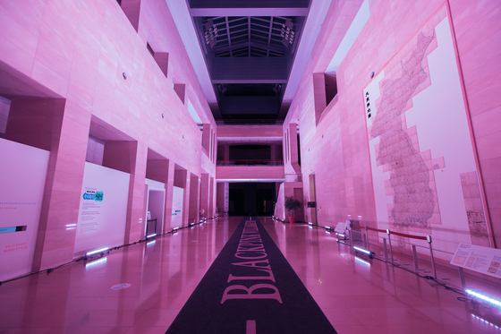The hallway at the National Museum of Korea glows with Blackpink's signature pink shade on Feb. 26. [YONHAP]
