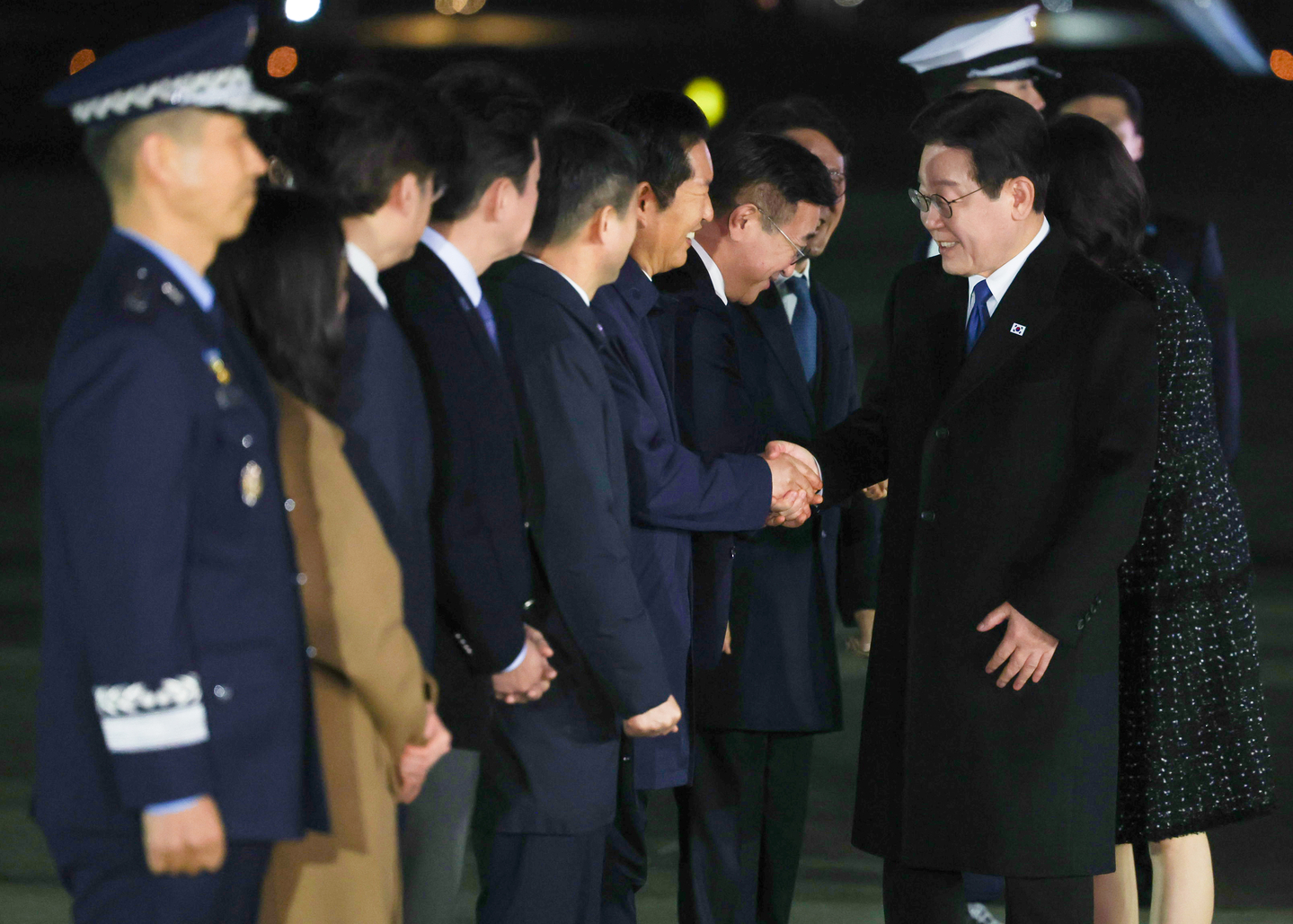 President Lee Jae Myung, right, shakes hands with Rep. Jung Chung-rae, third from right, leader of the ruling Democratic Party, upon his arrival at Seoul Air Base in Seongnam, south of Seoul, on March 4, 2026, after returning from his trip to Singapore and the Philippines. [YONHAP]  