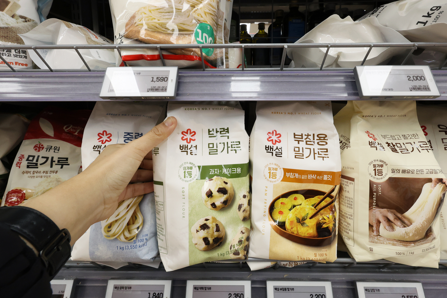 Bags of flour are stocked at a supermarket in Seoul on Feb. 20. [YONHAP] 