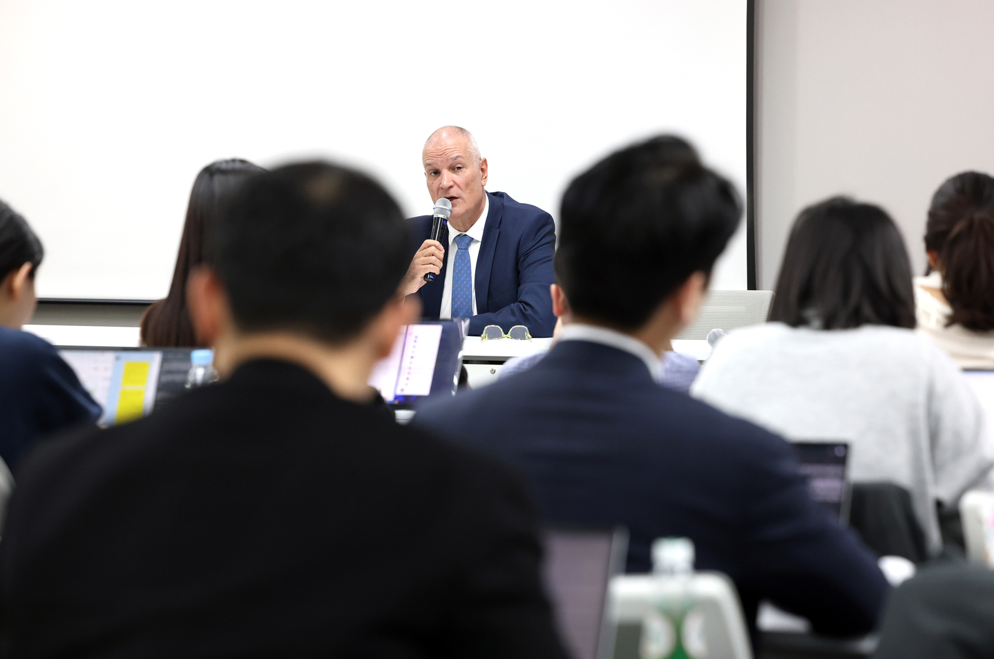 Israeli Ambassador to South Korea Rafael Harpaz answers questions from Korean reporters about Israel’s ongoing military operation against Iran in Jongno District, central Seoul, on March 5. [YONHAP]