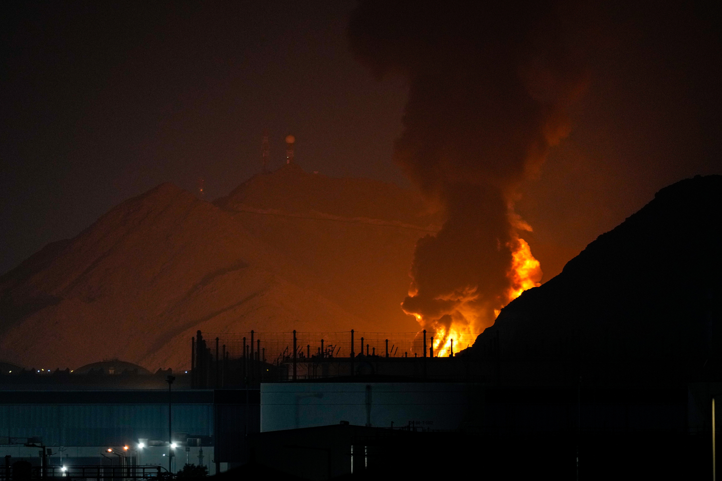Large fire and plume of smoke is visible after, according to the authorities, debris of an Iranian intercepted drone hit the Fujairah oil facility, in Fujairah, United Arab Emirates, on March 3. [AP/YONHAP]