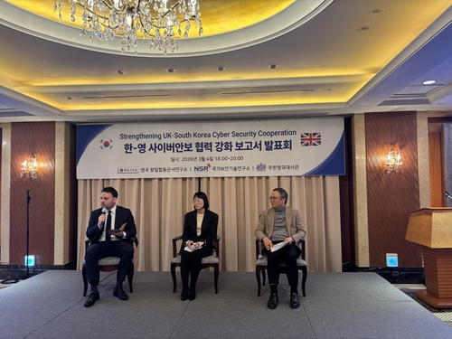 James Sullivan, left, cyber director of the Royal United Services Institute (RUSI), a leading defense think tank in Britain, and panelists speak at an event hosted by RUSI in Seoul on March 4. [YONHAP]