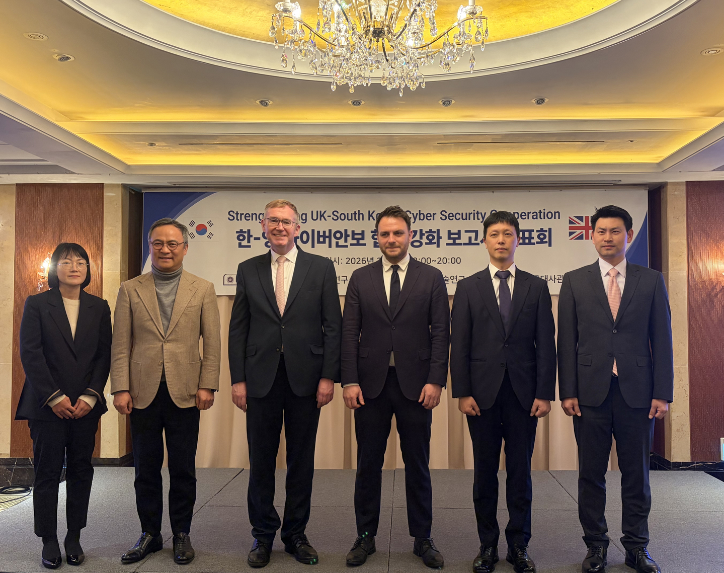 This photo shows British Ambassador to Korea Colin Crooks, third from left, posing with panel members and the host of an event hosted by the Royal United Services Institute on strengthening security cooperation between Korea and Britain in Seoul on March 4. [YONHAP] 