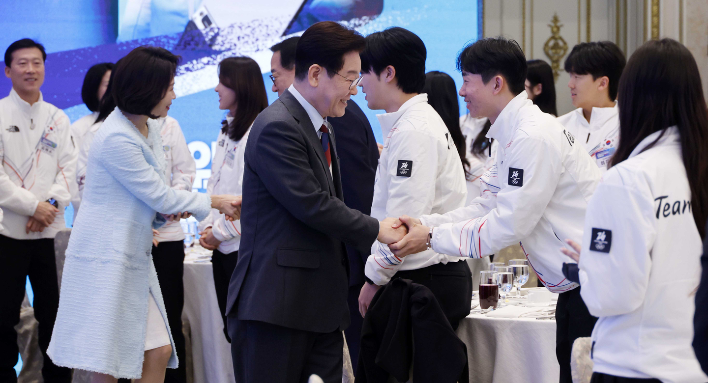 President Lee Jae Myung, center left, shakes hands with a member of the Korean national team who competed in the 2026 Milan-Cortina Winter Olympics during a luncheon at the state guesthouse of the Blue House in Jongno District, central Seoul, on March 5. [JOINT PRESS CORPS]
