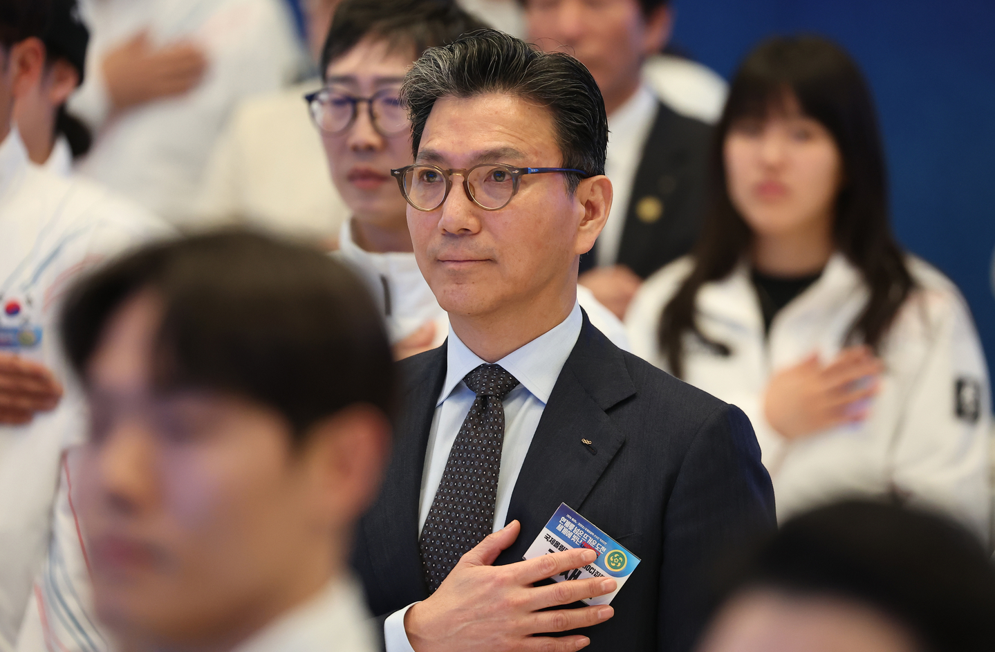 Kim Jae-youl, the president of the International Skating Union and member of the International Olympic Committee, salutes the Korean flag during a luncheon hosted by President Lee Jae Myung at the state guesthouse of the Blue House in Jongno District, central Seoul, on March 5. [YONHAP]