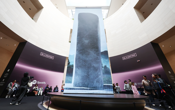 Visitors walk through the main hall of the National Museum of Korea on Feb. 27, where collaboration spaces featuring K-pop group Blackpink were installed. [NEWS1]