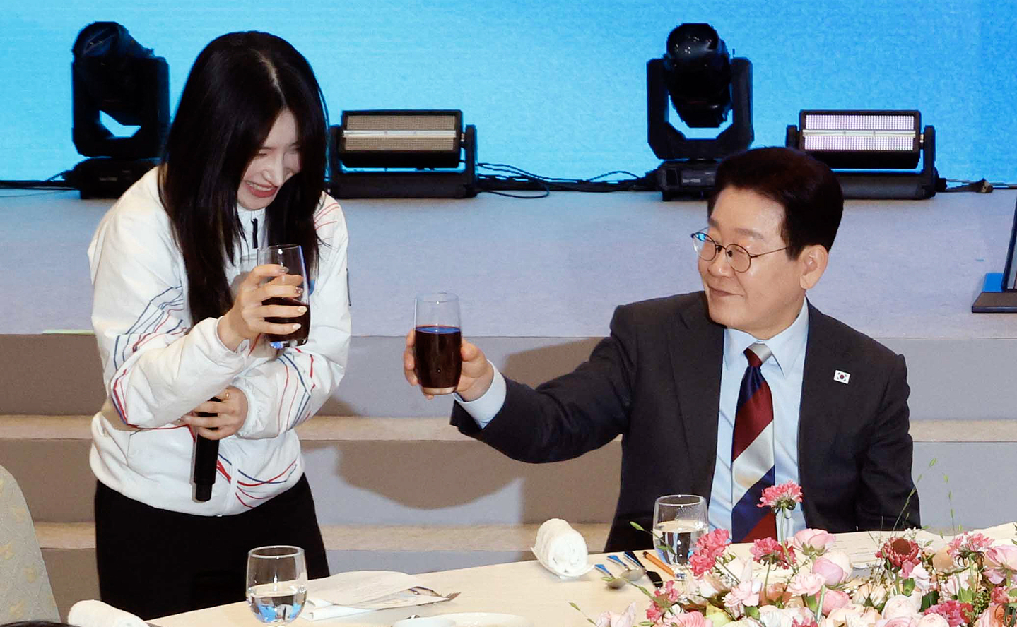 President Lee Jae Myung, right, raises his glass as national team Olympic short track speed skating gold medalist Kim Gil-li offers a toast during a luncheon hosted by Lee at the state guesthouse of the Blue House in Jongno District, central Seoul, on March 5. [JOINT PRESS CORPS]