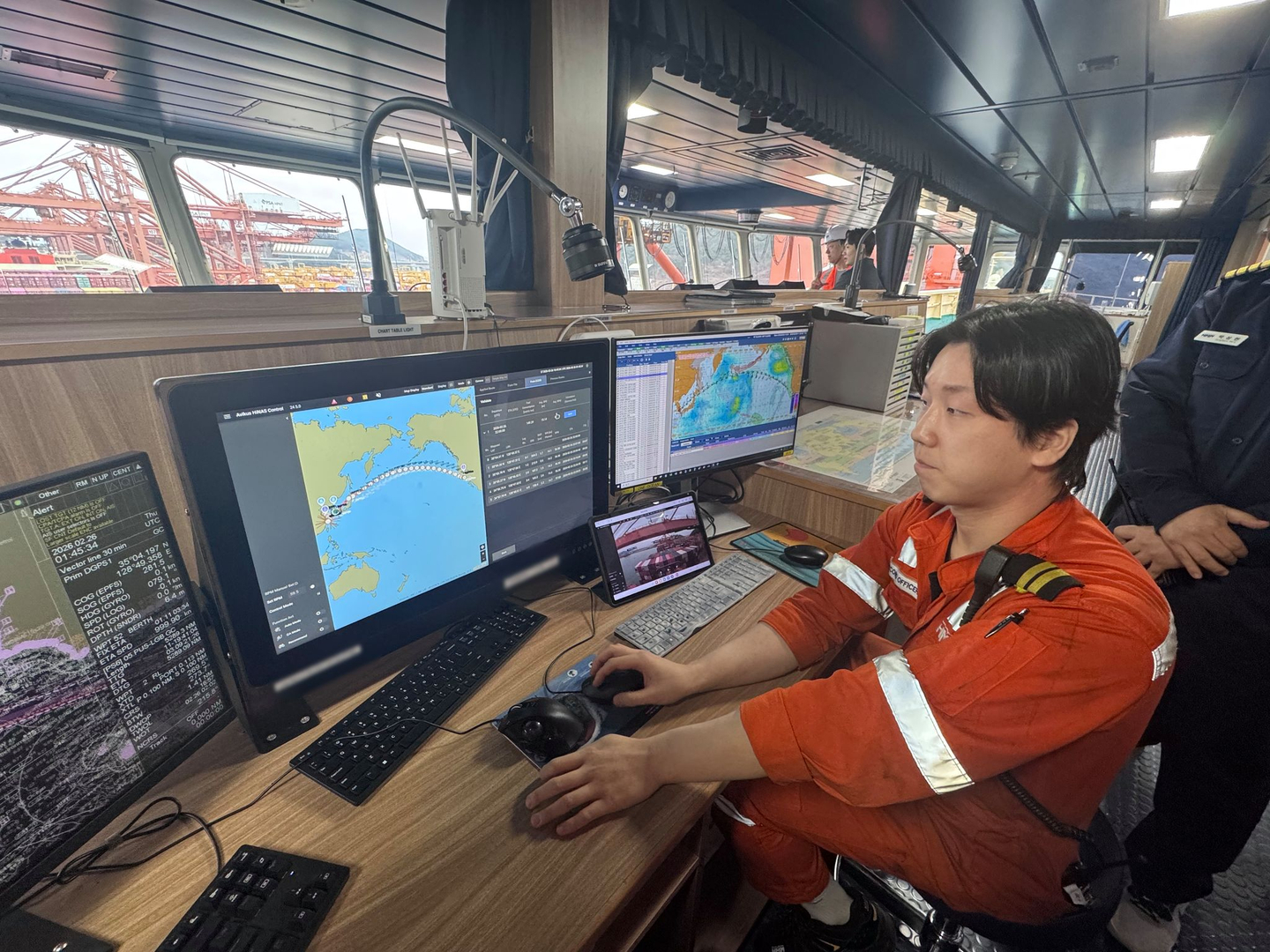 HMM Emerald second officer Jeon Tae-young uses the Hyundai Intelligent Navigation Assistant System’s “route planning” function to design a route from Busan Port to Los Angeles. [KO SUK-HYUN]