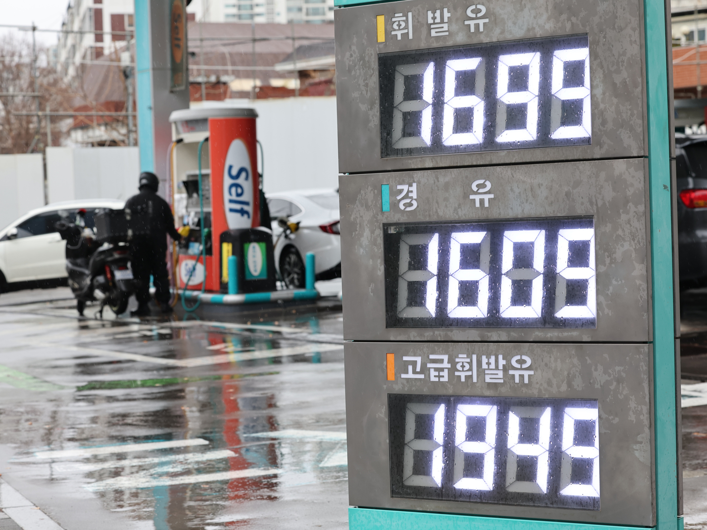 Fuel prices are displayed at a gas station in Seoul on March 2 [YONHAP]