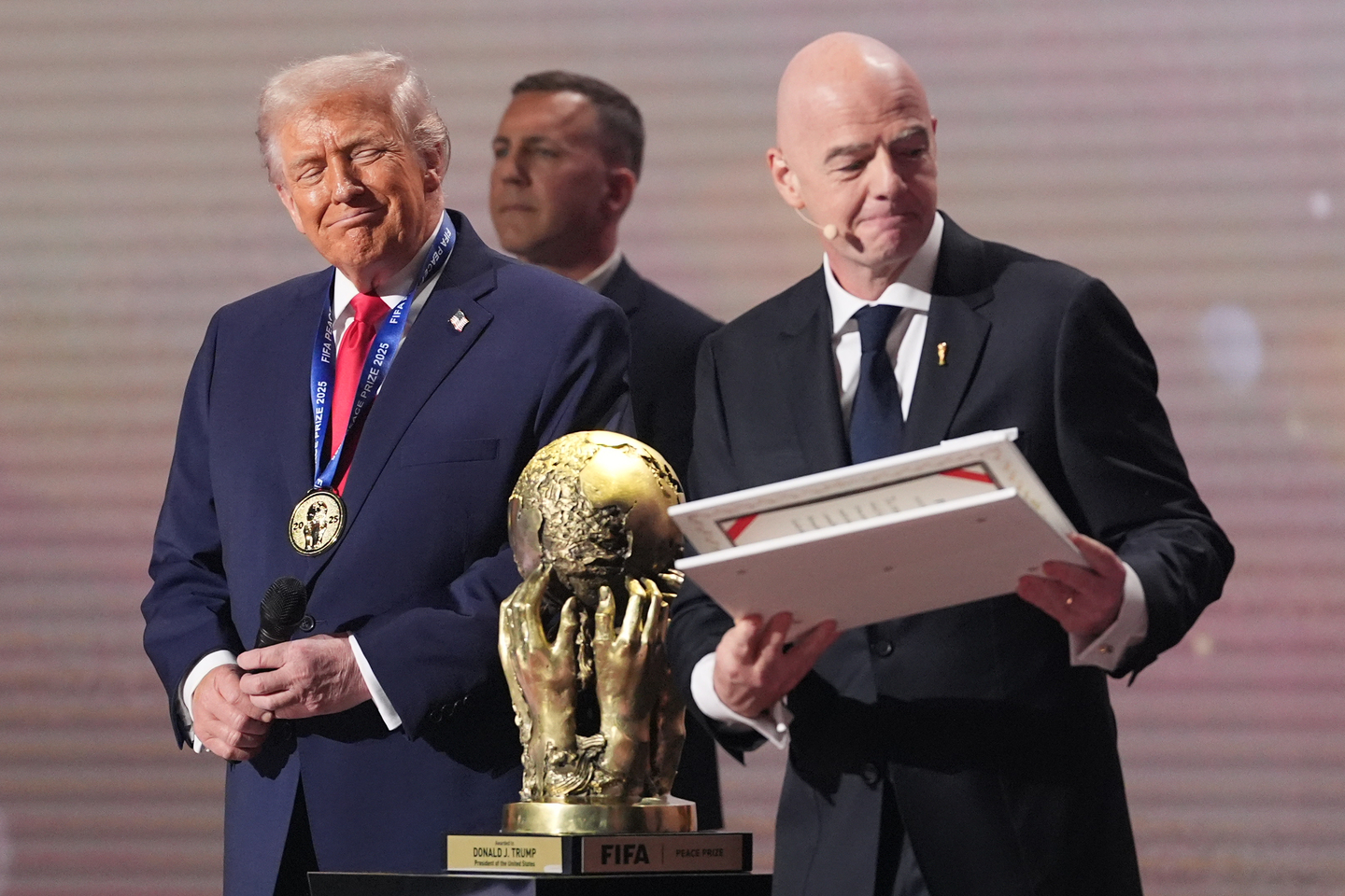U.S. President Donald Trump, left, receives the FIFA Peace Prize from FIFA President Gianni Infantino during the draw for the 2026 FIFA World Cup at the Trump-Kennedy Center in Washington on Dec. 5, 2025. [AP/YONHAP]