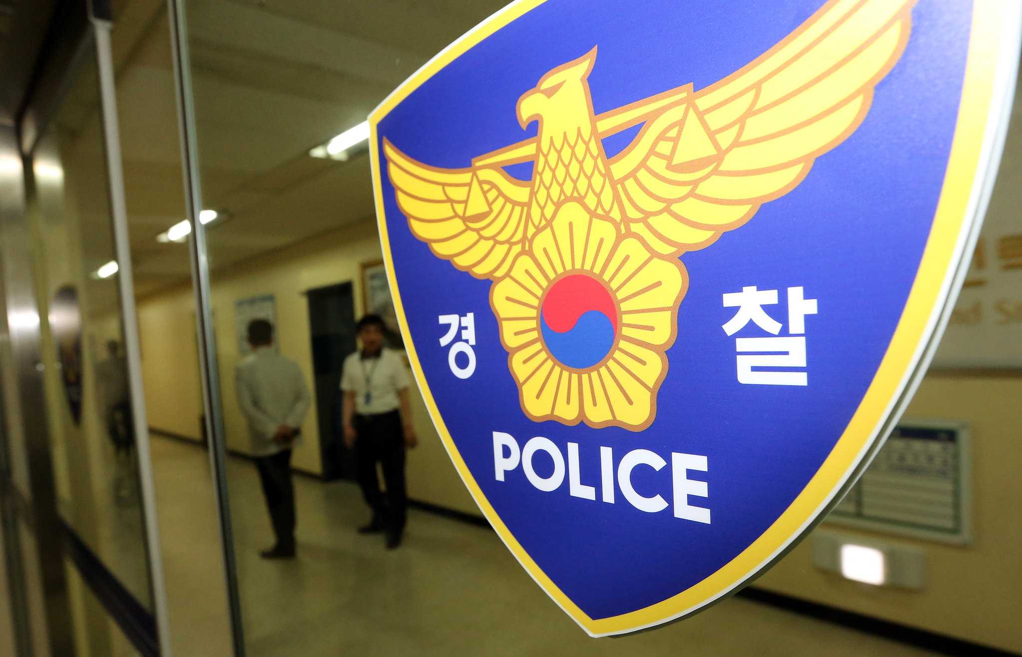 The police logo is seen on a door. [JOONGANG PHOTO]