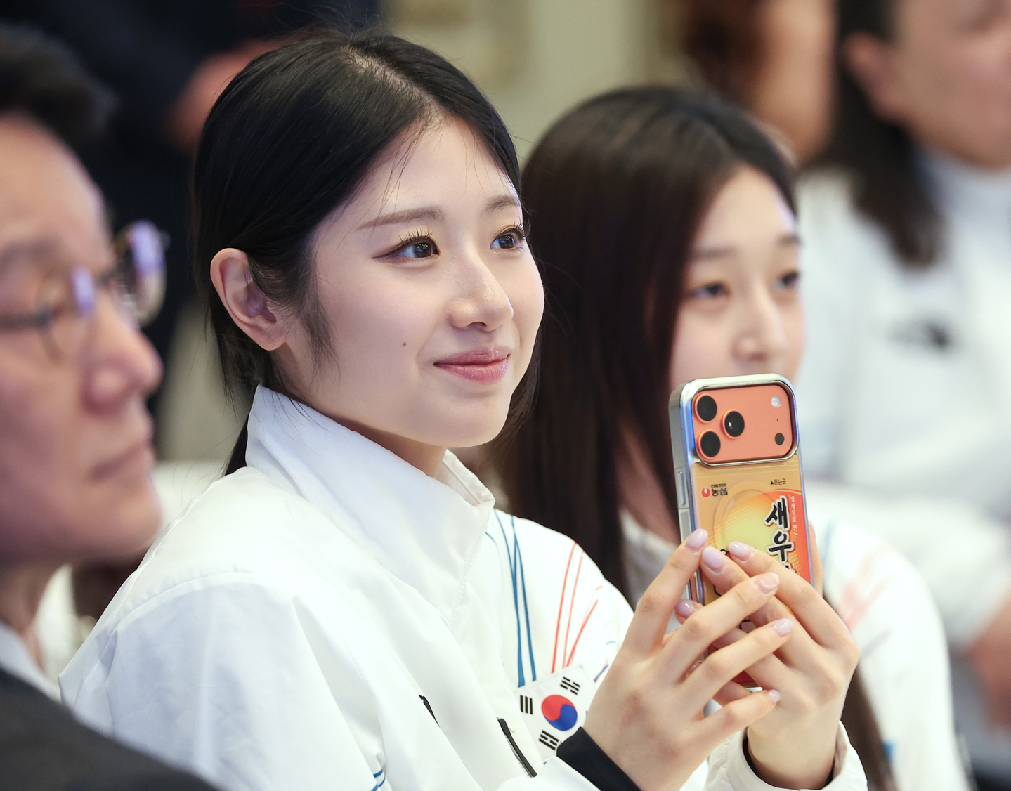 Figure skaters Lee Hae-in, center, and Shin Ji-a, right, are seen during a luncheon hosted by President Lee Jae Myung at the state guesthouse of the Blue House in Jongno District, central Seoul, on March 5. [YONHAP]