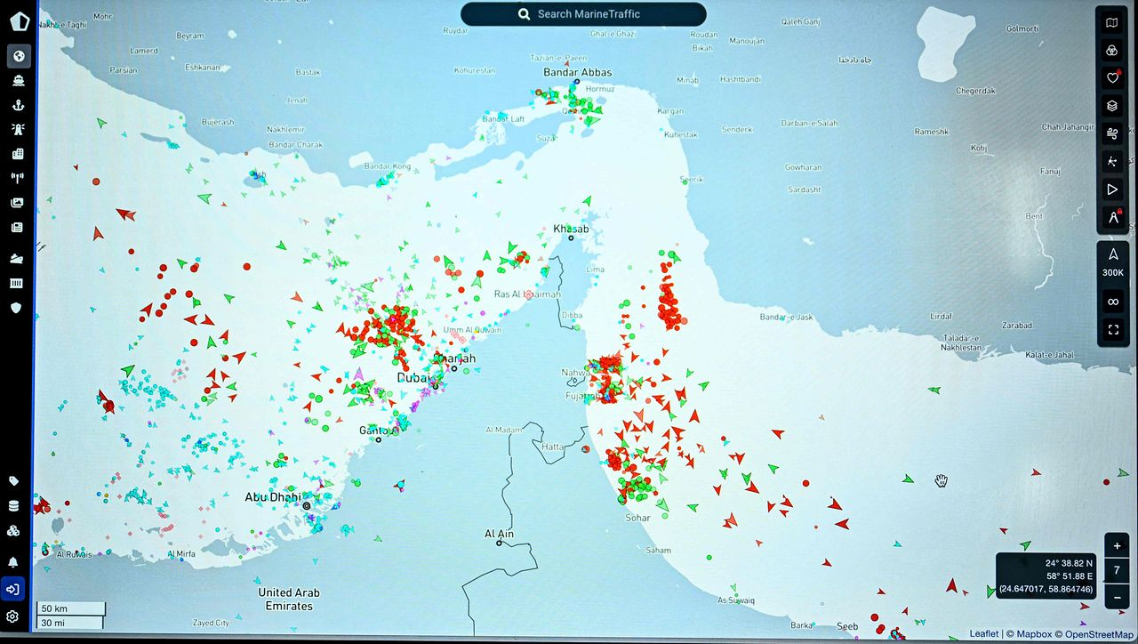This photograph features a page on the MarineTraffic website that shows commercial boat traffic on the edge of the Strait of Hormuz near the Iranian coast on March 4. [AFP/YONHAP]