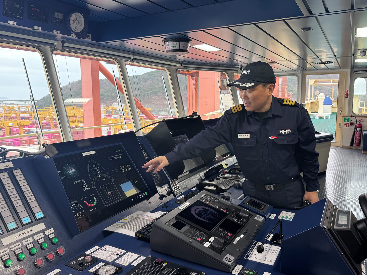 Captain Park Sang-hyun of the HMM Emerald explains navigation equipment monitors on the bridge. [KO SUK-HYUN]