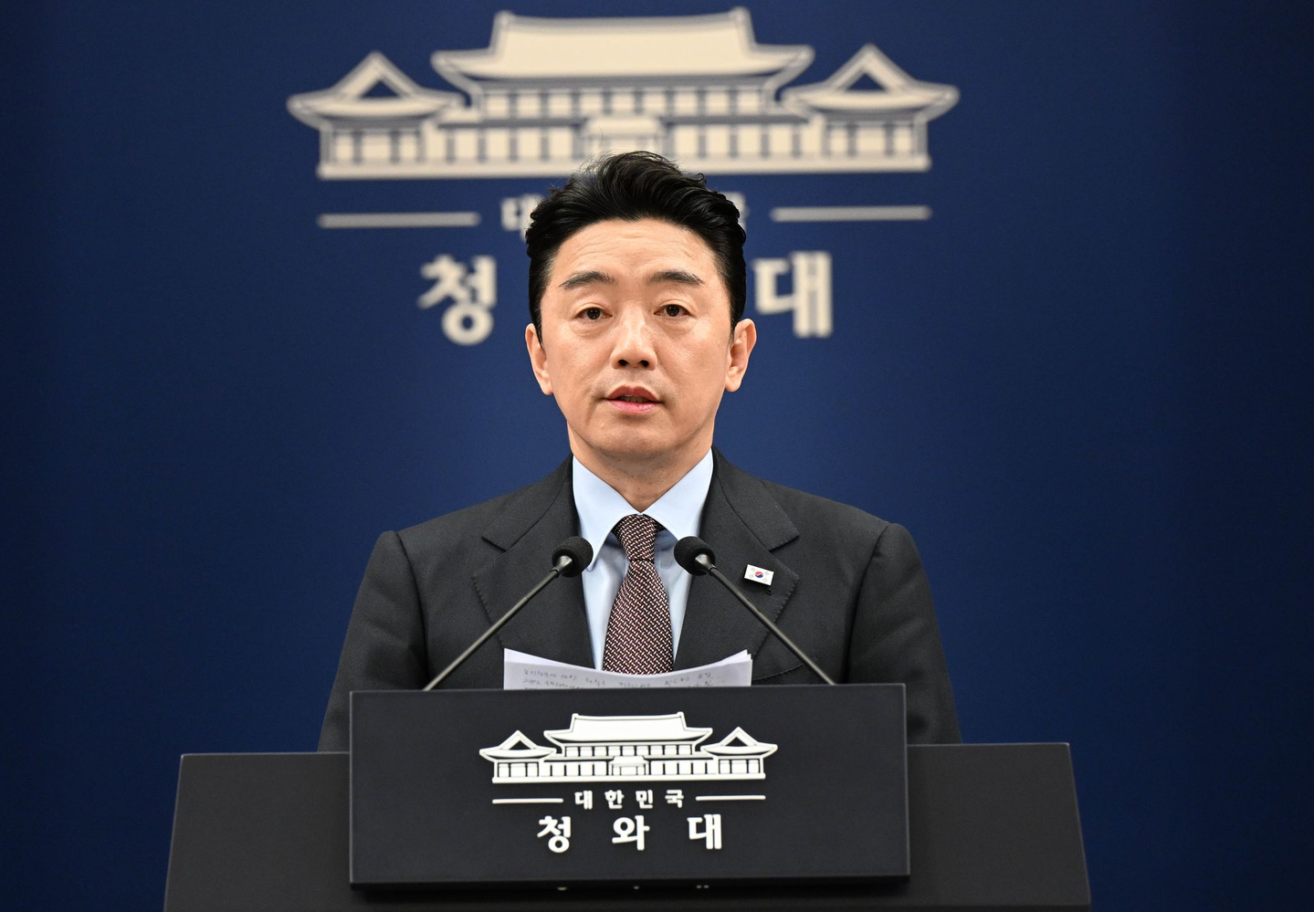 Kang Hoon-sik, chief of staff to the president, gives a briefing at the Blue House on March 6 on efforts to help Korean nationals return from the United Arab Emirates and secure crude oil supplies. [JOINT PRESS CORPS]