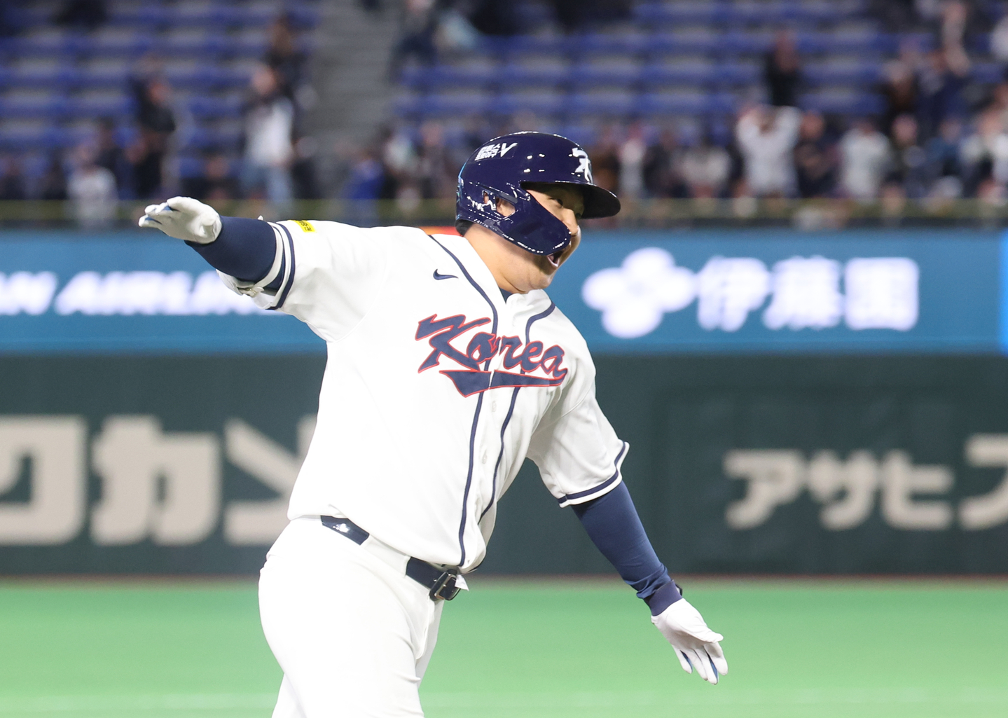 Moon Bo-gyeong of Korea celebrates after hitting a grand slam against Czech Republic during the teams' Pool C game at the World Baseball Classic at Tokyo Dome in Tokyo on March 5. [YONHAP]