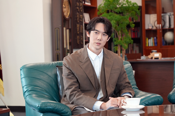 Actor Yoo Yeon-seok talks with Sejong University officials at the university's President's Office [SEJONG UNIVERSITY]