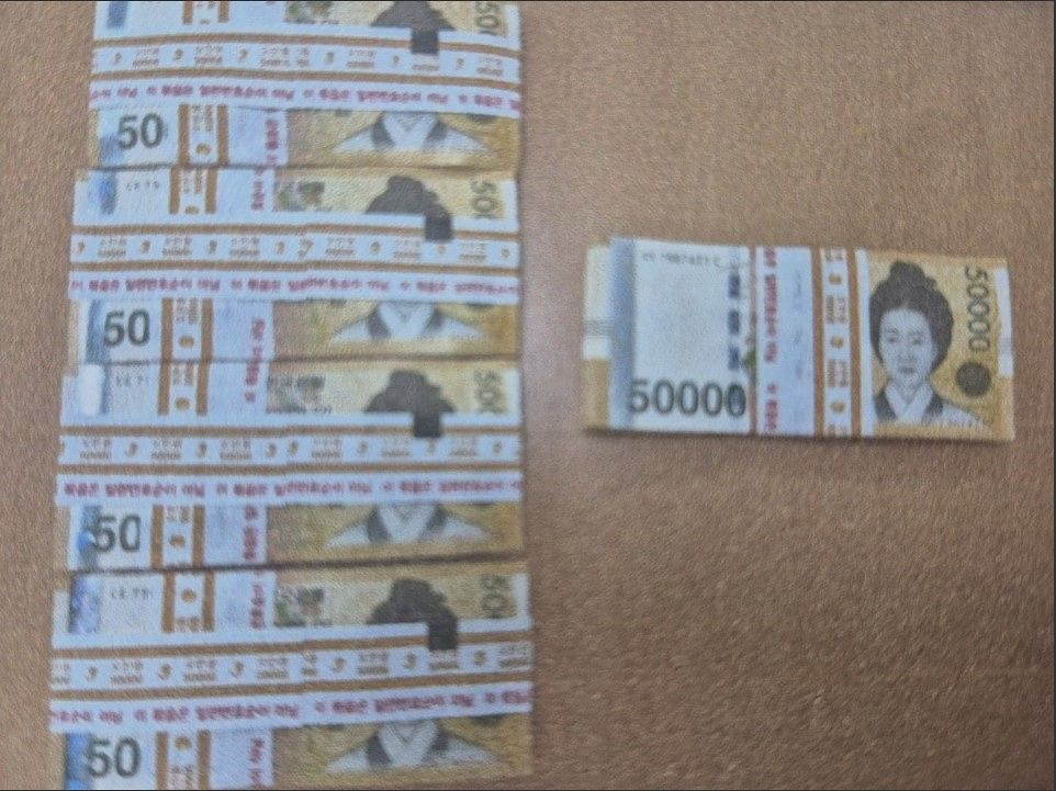 Banknotes worth 25 million won ($16,800) were found in a discarded trash bag next to a villa in Geumgok-dong, Dong District, Incheon, on Feb. 10. [INCHEON JUNGBU POLICE PRECINCT]