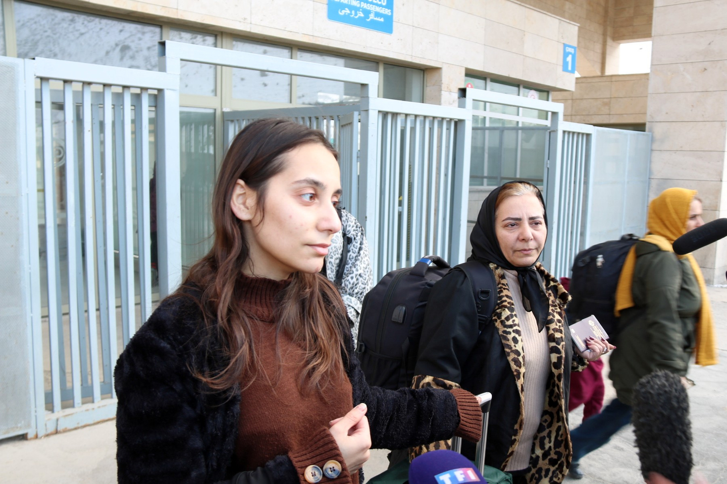 An Iranian mother and daughter who fled Iran arrives in Turkey on March 5. [YONHAP]