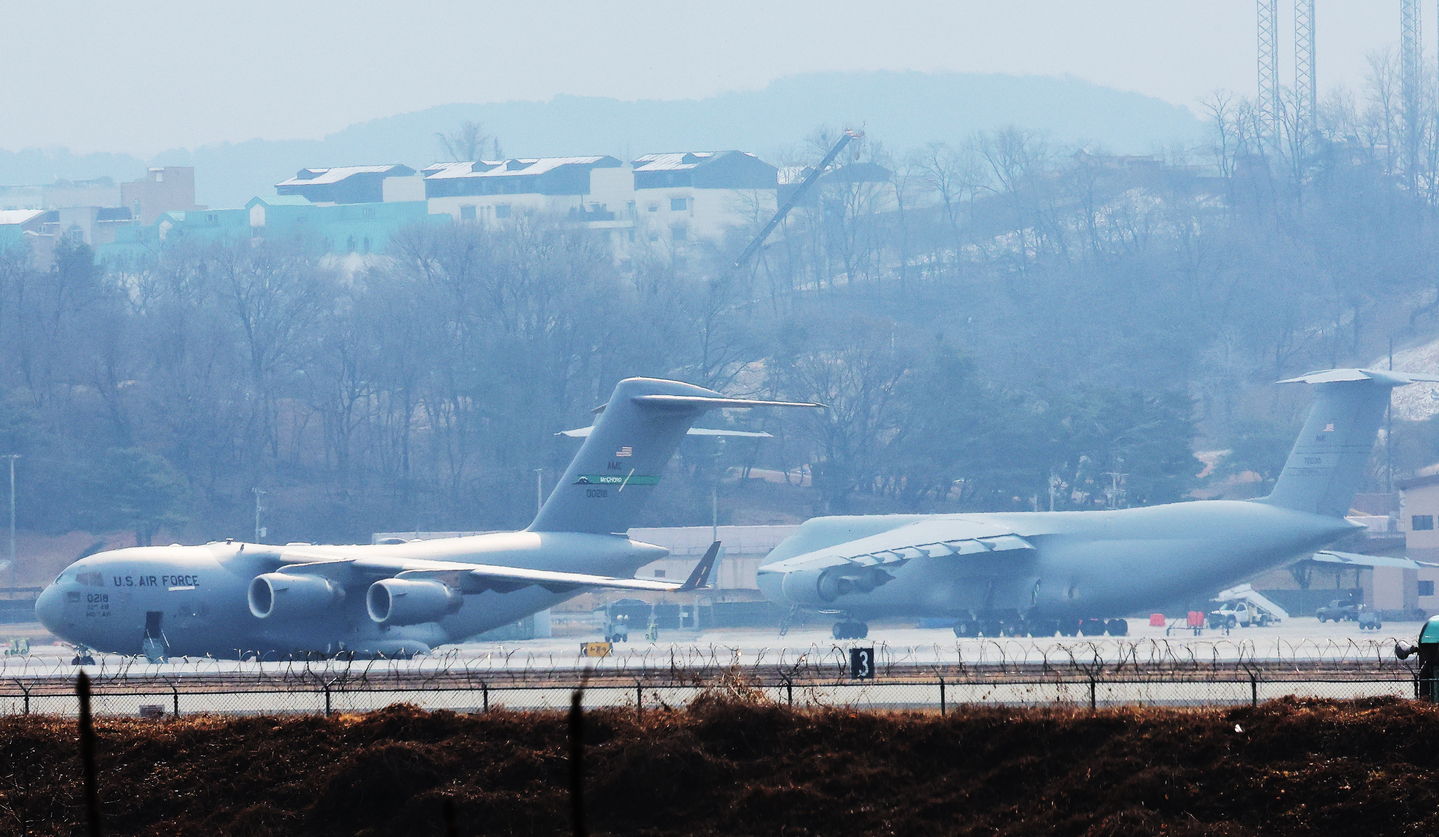 C-5 and C-17 U.S. military transport aircraft wait on the tarmac at Osan Air Base in Pyeongtaek, Gyeonggi on March 6, 2026. [YONHAP]