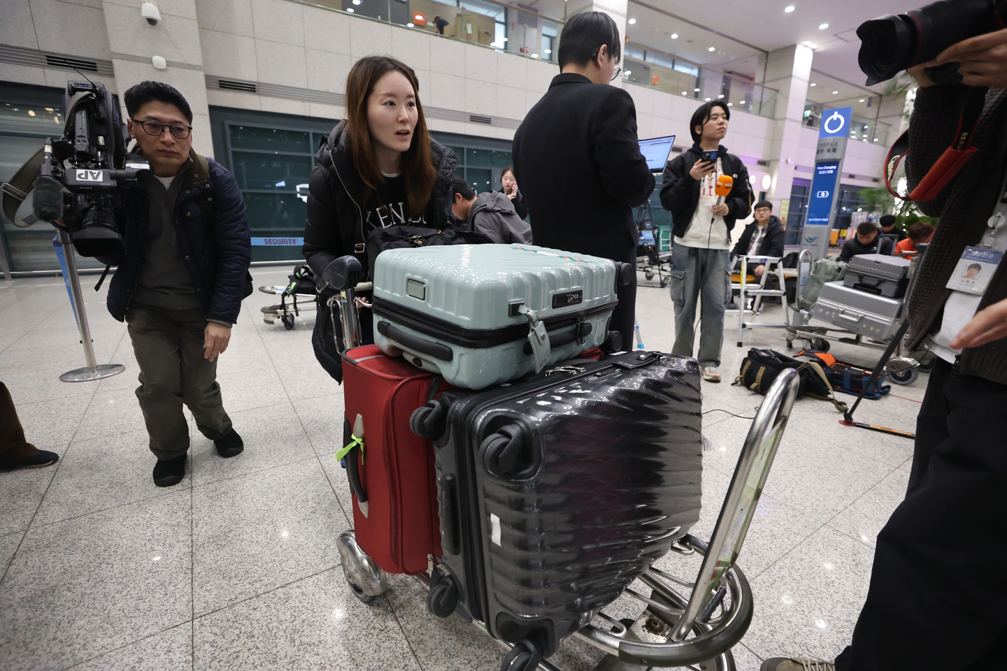 A staff member from the Korean Embassy in Iran arrives at Incheon International Airport in Incheon on March 5. [YONHAP]