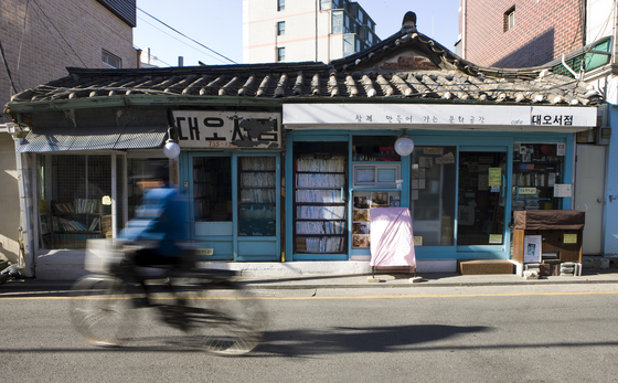  Korea''s oldest secondhand bookstore, Daeo Bookstore is pictured in Nuha-dong, a Seochon neighborhood in Jongno District, central Seoul [JOONGANG ILBO]