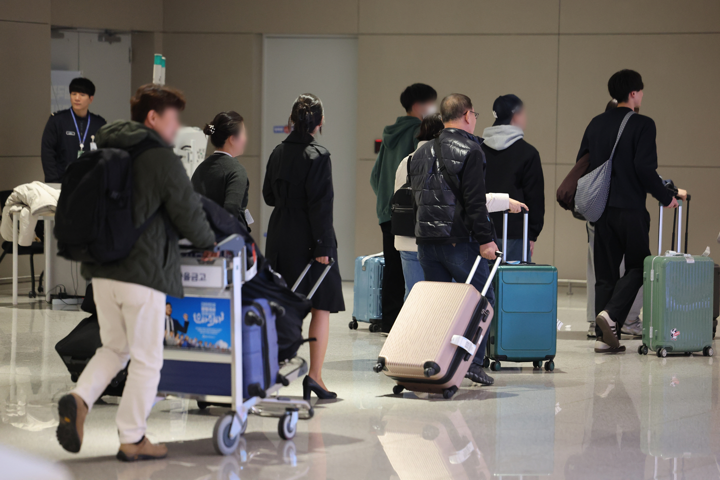 Travelers return from the Middle East through Incheon International Airport Terminal 2 on March 5. [YONHAP]
