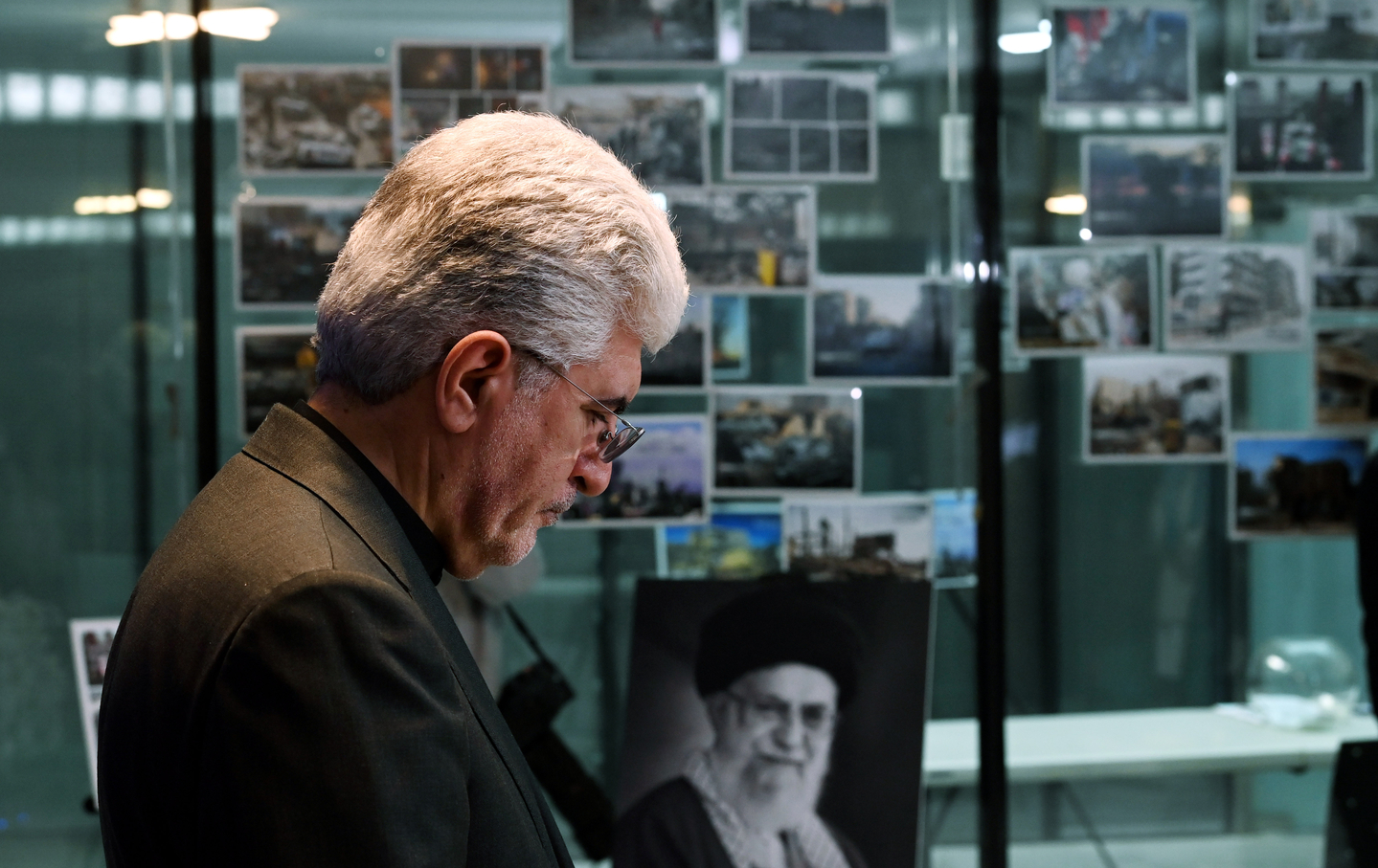 Iranian Ambassador Saeed Koozechi observes a moment of silence for schoolchildren killed in a recent strike, which he said claimed at least 165 lives, ahead of a press conference at the Iranian Embassy in central Seoul on March 5. [KIM KYOUNG-ROK]