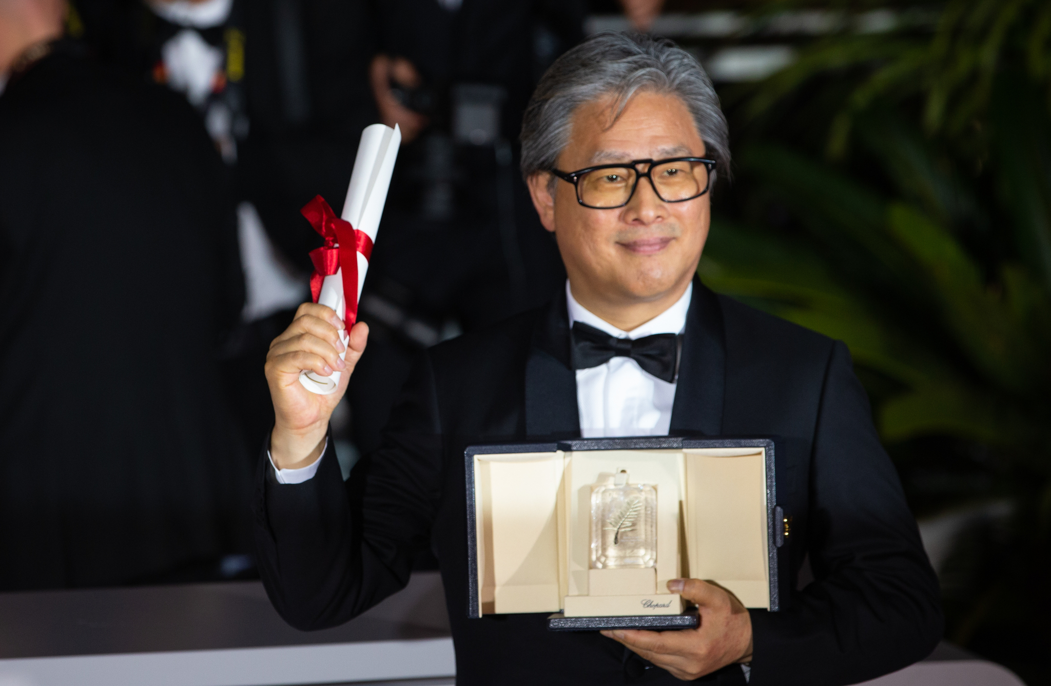 Korean director Park Chan-wook poses with an award plaque after winning Best Director at the Cannes International Film Festival in Cannes, France, on May. 29, 2022. [NEWS1]
