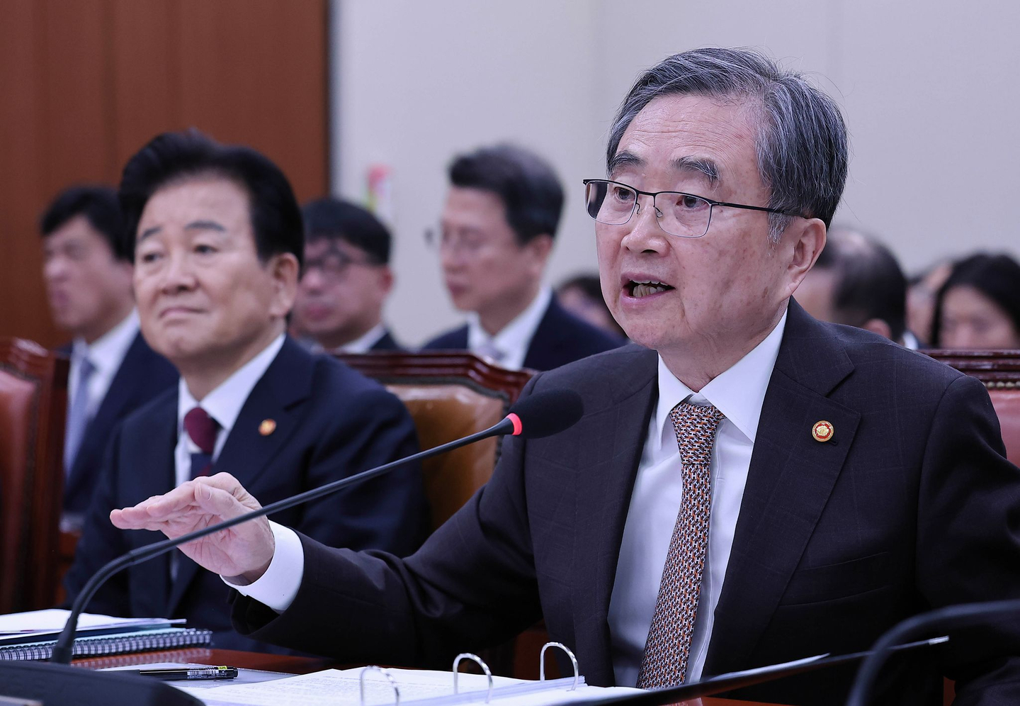 Foreign Minister Cho Hyun answers lawmakers’ questions at a full meeting of the National Assembly’s Foreign Affairs and Unification Committee on March 6. [LIM HYUN-DONG]