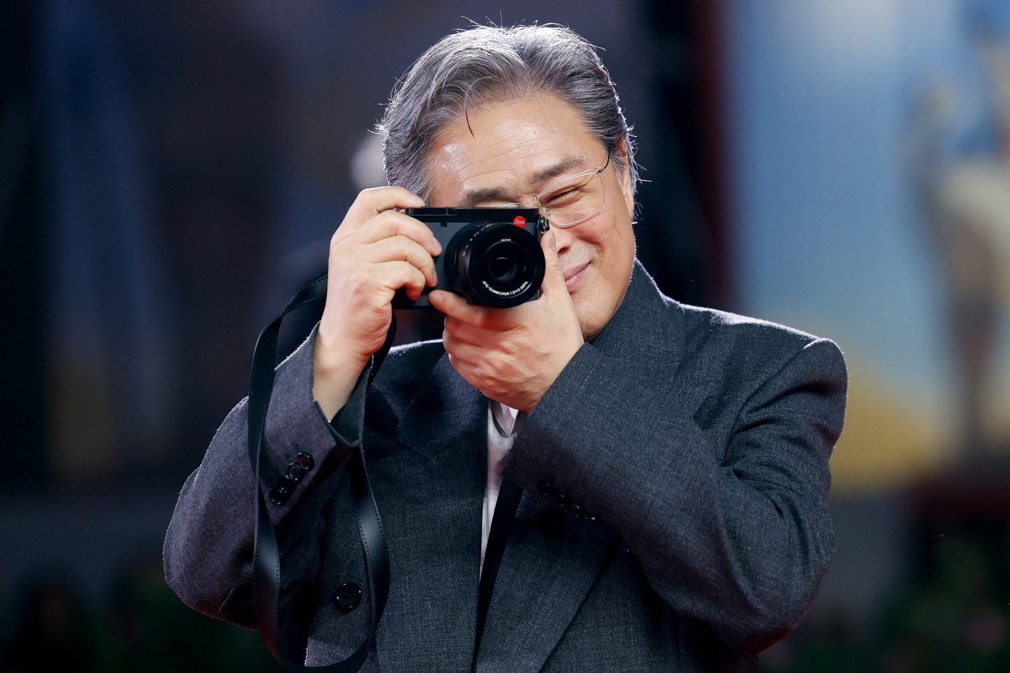 Director Park Chan-wook holds a camera on the red carpet for the screening of the movie ″No Other Choice″ (2025) in competition, at the 82nd Venice International Film Festival on Aug. 29, 2025. [REUTERS/YONHAP]