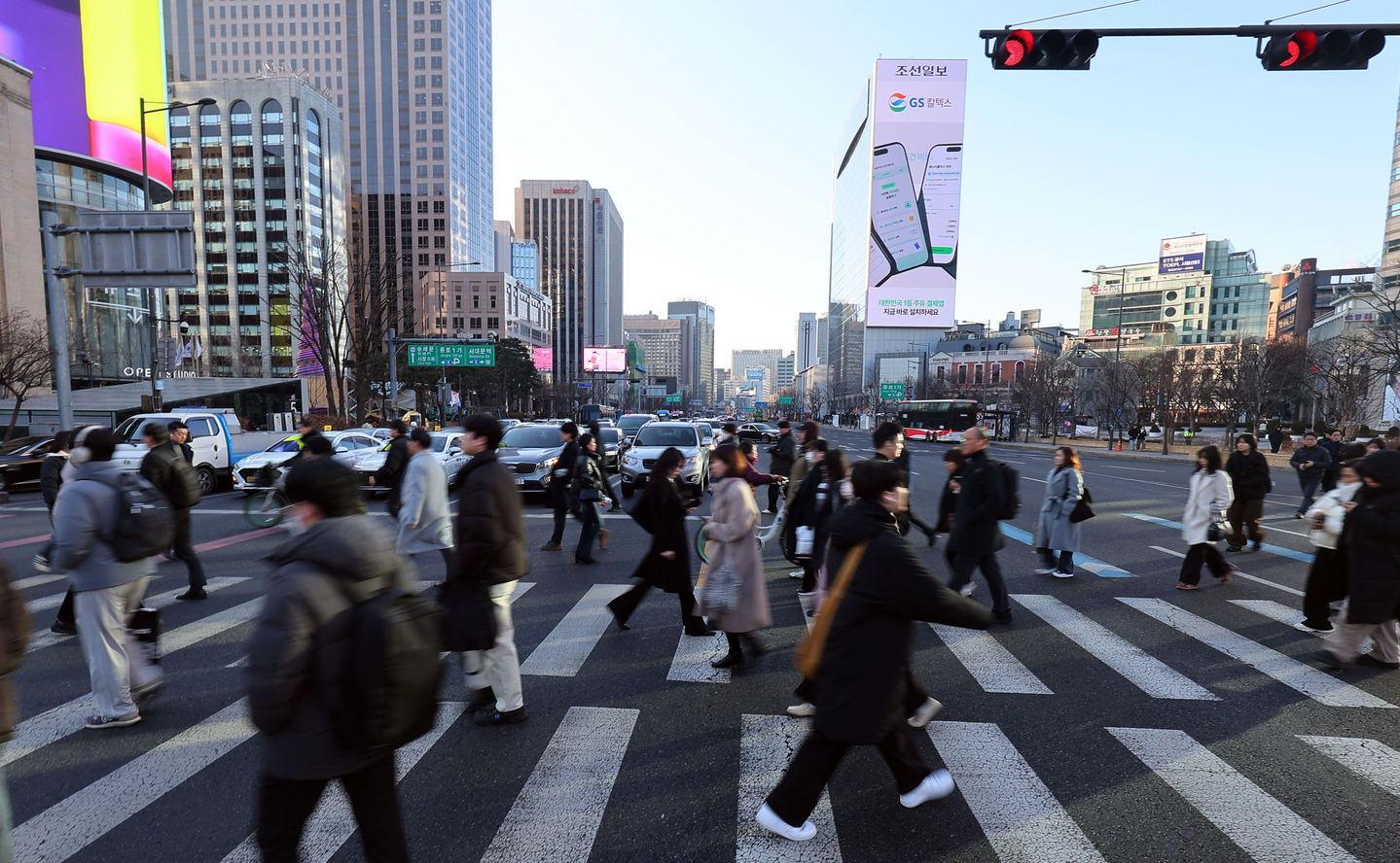 Commuters walk to work at the Gwanghwamun intersection in Jongno District, central Seoul, on Feb. 19. [YONHAP]