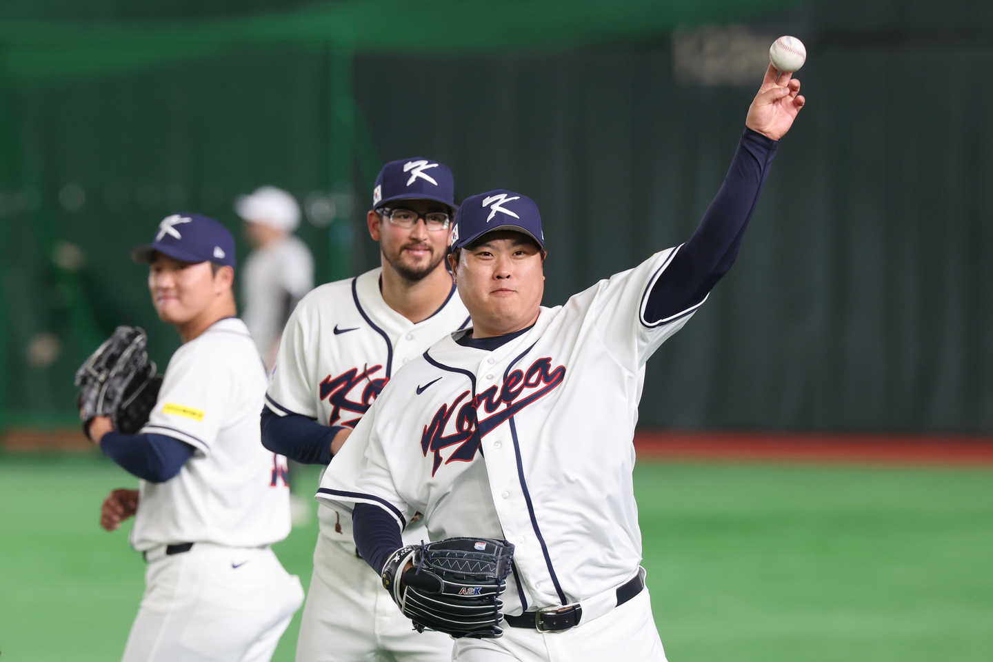 Korean pitcher Ryu Hyun-jin, right, throws a ball during practice for the World Baseball Classic at Tokyo Dome in Tokyo on March 4. [YONHAP]