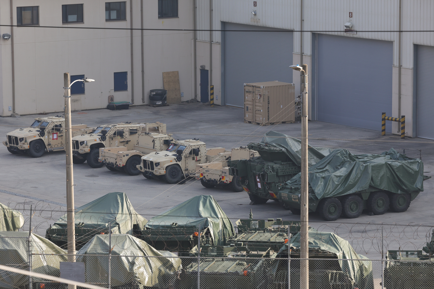 U.S. military vehicles wait at a U.S. Forces Korea base in Gyeonggi on Mar. 5. [YONHAP] 