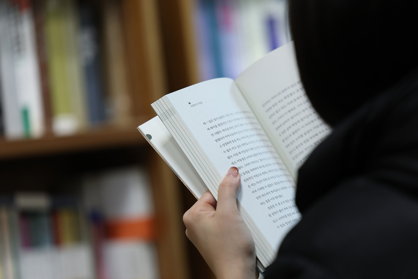 A person reads a book at a bookstore in Seoul on Nov. 13, 2025. [YONHAP]