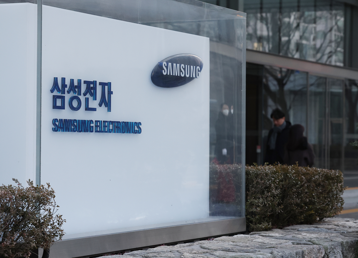 The Samsung Electronics logo hangs on the wall of its headquarter in Seocho District, western Seoul, on Jan. 29. [YONHAP]