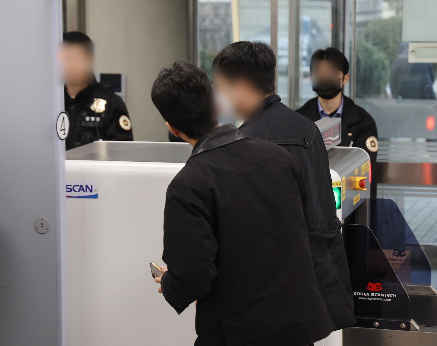 A man suspected of sending a drone to North Korea enters the Seoul Central District Court in Seocho District, southern Seoul, on Feb. 26. [YONHAP]